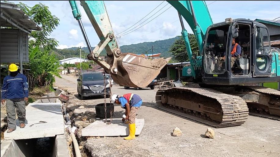Sebuah-alat-berat-jenis-ekskavator-melakukan-pekerjaan-penutupan-saluran-drainase.jpg