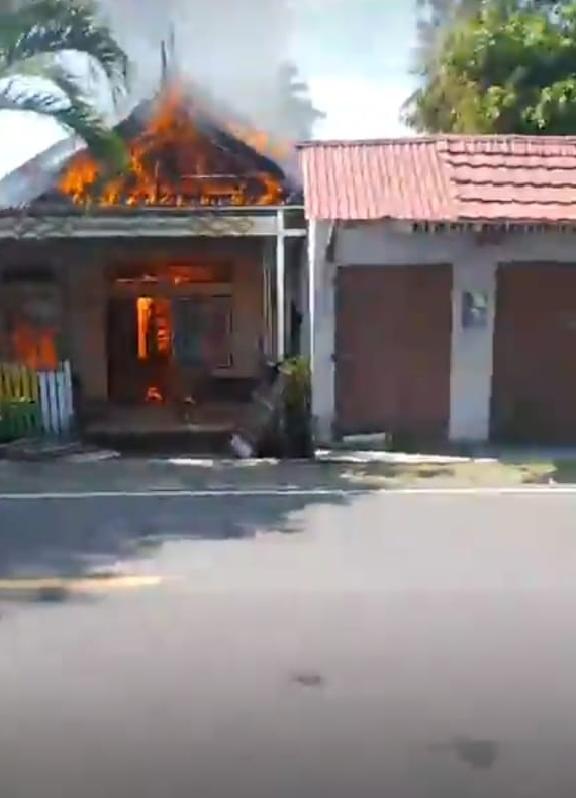 BREAKING NEWS :  Kebakaran Hebat Landa Rumah Warga di Tanisi Majene, Warga Panik