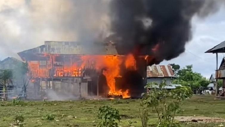 Kebakaran di Lembang Majene, Pemilik Lagi Bantu Tetangga Bangun Rumah