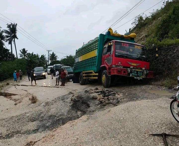 Jalur Trans Sulawesi Majene - Mamuju Parah, Jalan Amblas di Rangas, Sangiang Juga Longsor Lagi