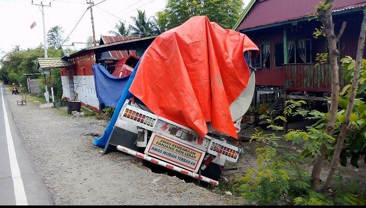 BREAKING NEWS Truk Pengangkut BBM Tabrak Rumah Warga di Balanipa Polman