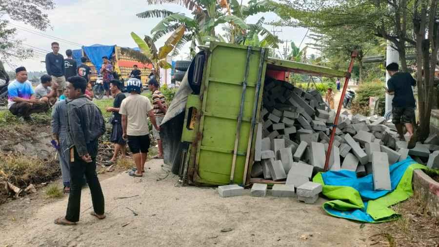 Sebuh-truk-bermuatan-bata-ringan-terguling-di-Desa-Bonra-Kecamatan-Mapilli.jpg