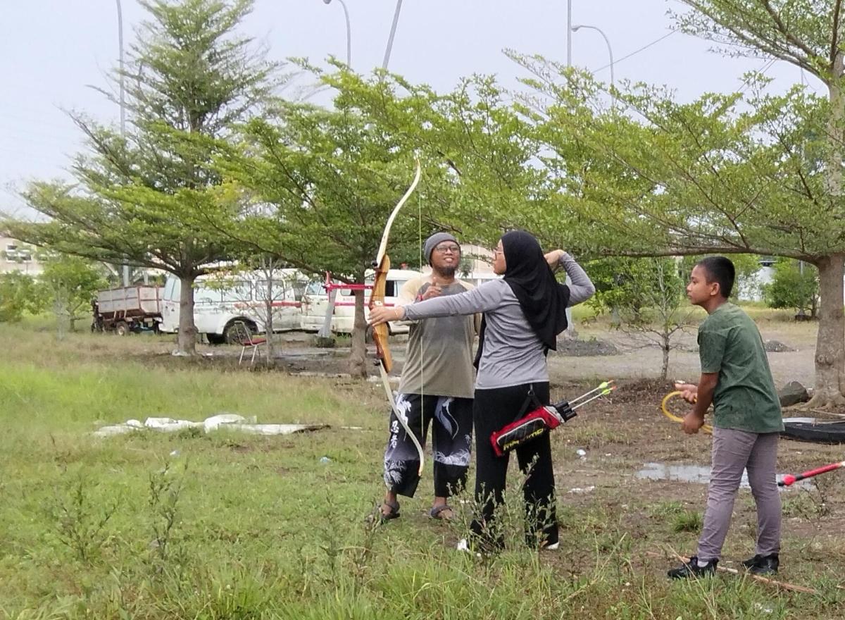 Sejumlah-atlet-panahan-muda-saat-latihan-di-kompleks-Kantor-Bupati-Mateng.jpg