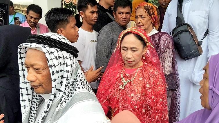 Sejumlah-jamaah-haji-menggunakan-pakaian-ke.jpg