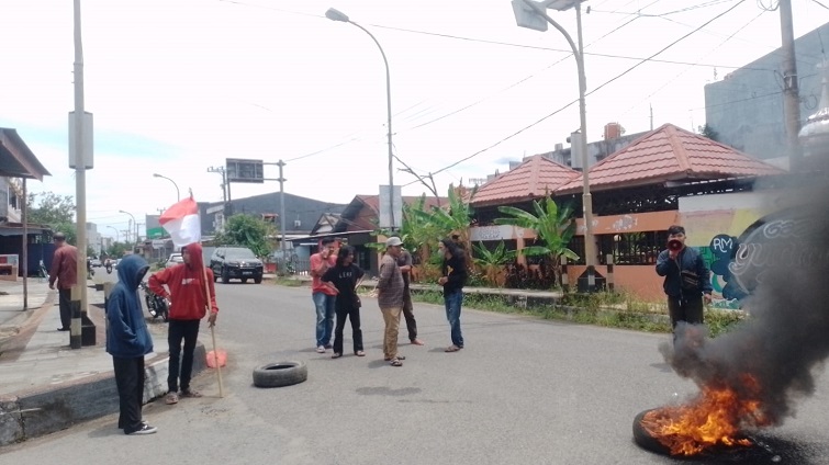 Sejumlah Mahasiswa Sambut Kedatangan Wapres RI dengan Gelar Aksi, Bawa 13 Tuntutan