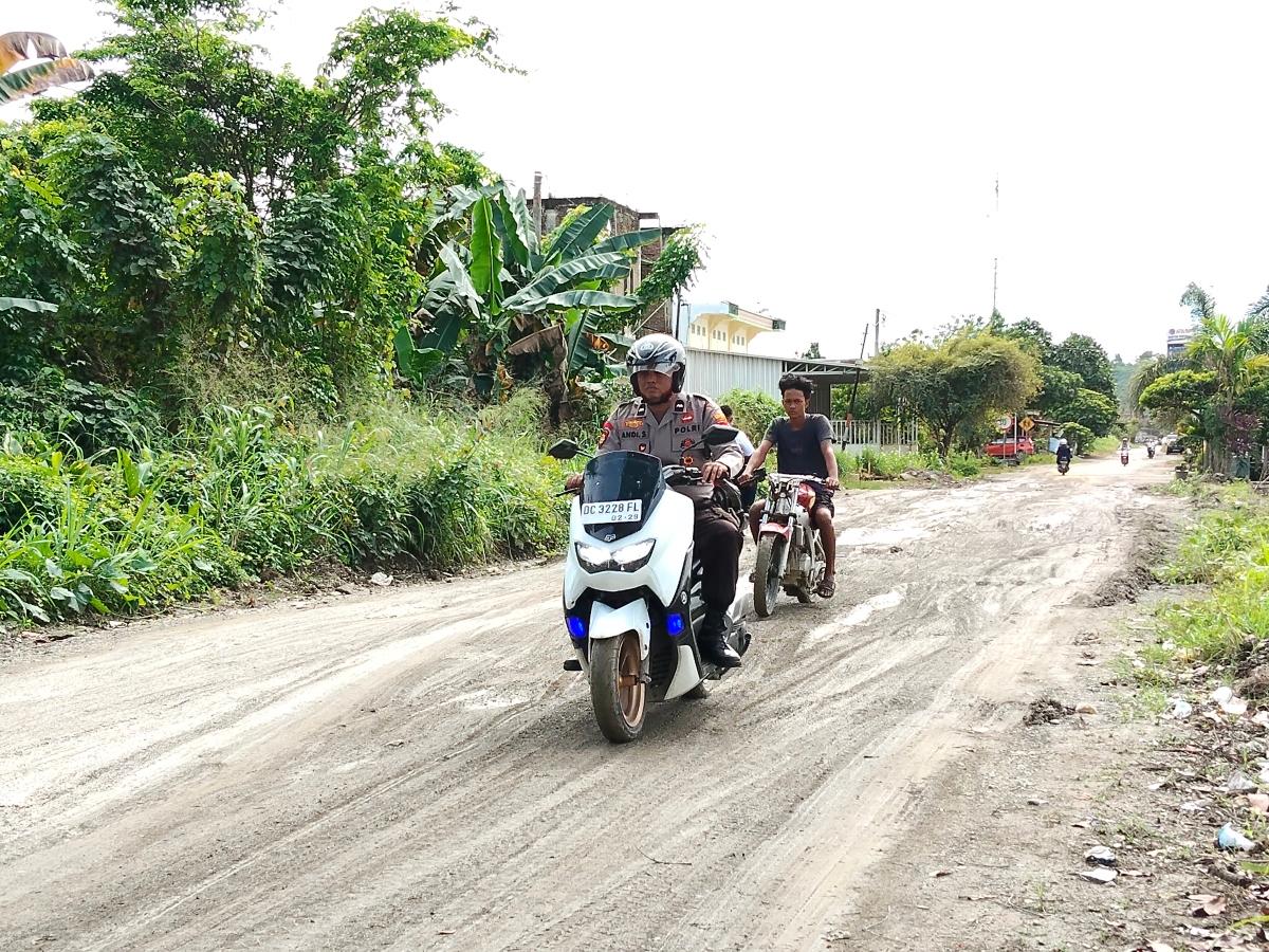 Sejumlah-pengendara-melintas-di-Jalan-Poros-BayorPangalloang-Desa-Topoyo-Mamuju-Tengah.jpg