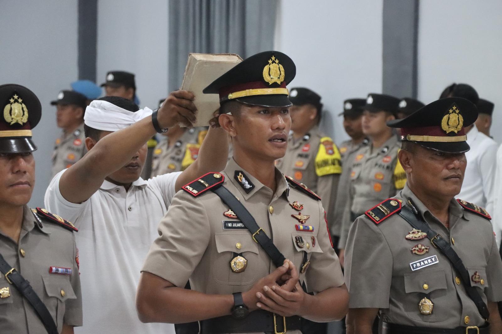Sejumlah-perwira-Polres-Mamuju-Tengah-menjalani-serah-terima-jabatan.jpg