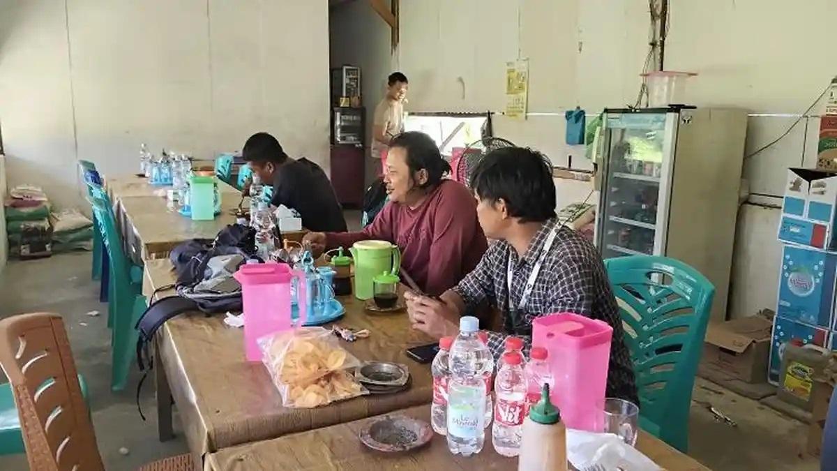 Sejumlah-warung-makan-di-Desa-Tobadak-Kecamatan-Tobadak-naikkan-harga.jpg