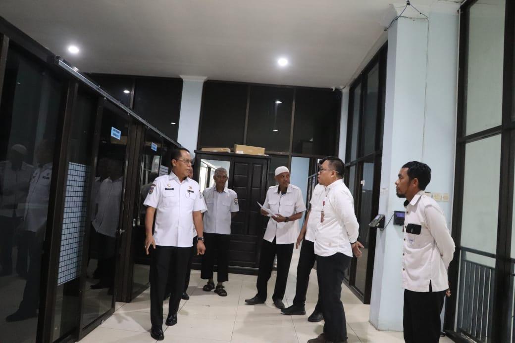 Sekprov-Sulawesi-Barat-Sulbar-Junda-Maulana-inspeksi-mendadak-ke-kantor-OPD.jpg