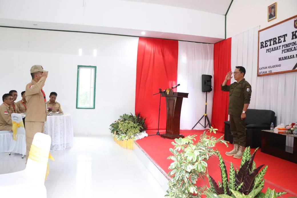 Sekprov-Sulbar-Junda-Maulana-menjadi-pemateri-pada-kegitan-retreat-pejabat-Pemkab-Mamasa.jpg