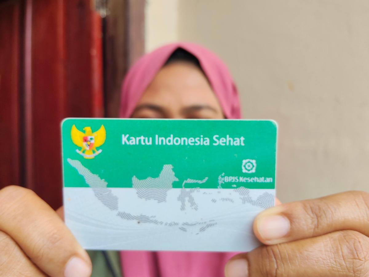 Seorang-warga-memperlihatkan-kartu-BPJS-nya-saat-ditemui-di-kediamannya-di-Mamuju-Tengah.jpg