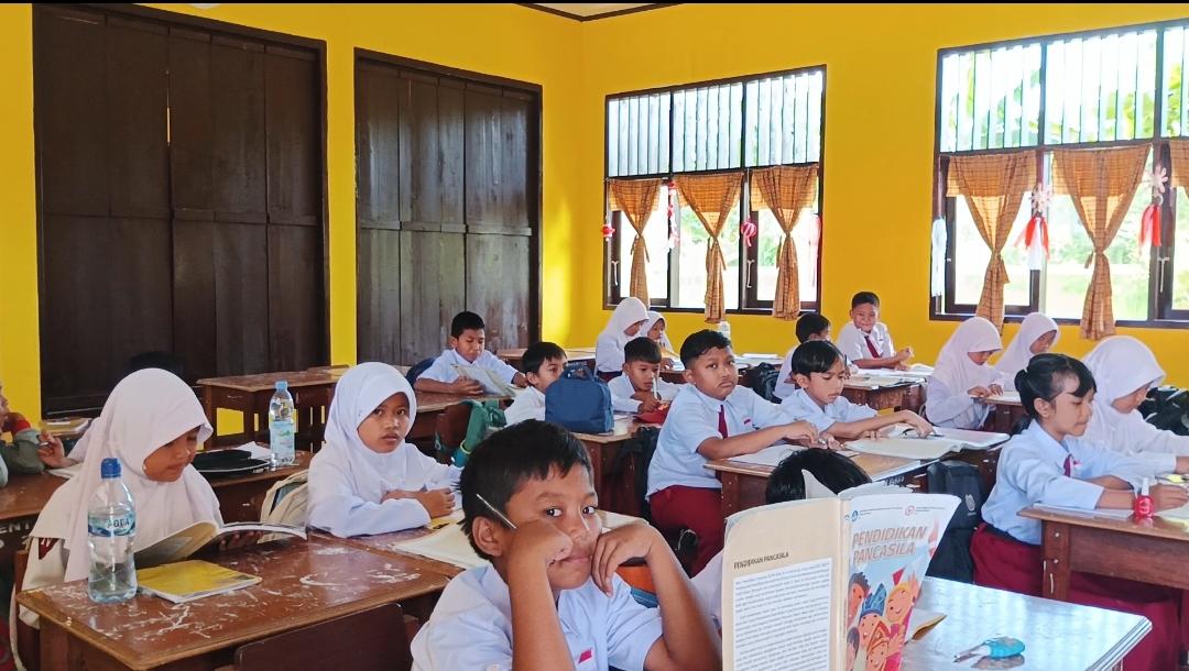 Siswa-SDN-02-Pasangkayu-tetap-mengikuti-proses-belajar-mengajar-Senin-192025.jpg