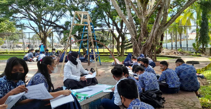 Siswa-SMPN-2-Mamuju-Belajar-Outdor-di-Taman-Lalu-Lintas-Mam.jpg