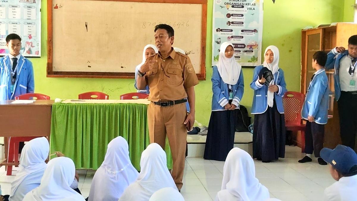 Siswa-SMPN-6-Topoyo-saat-mengikuti-arahan-dari-guru-SMPN-6-Topoyo.jpg