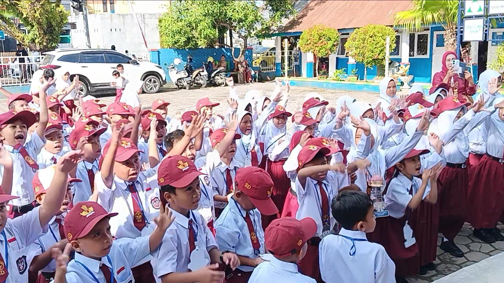 Siswa-baru-sedang-berkumpul-di-halaman-SD-Inpres-Karema.jpg