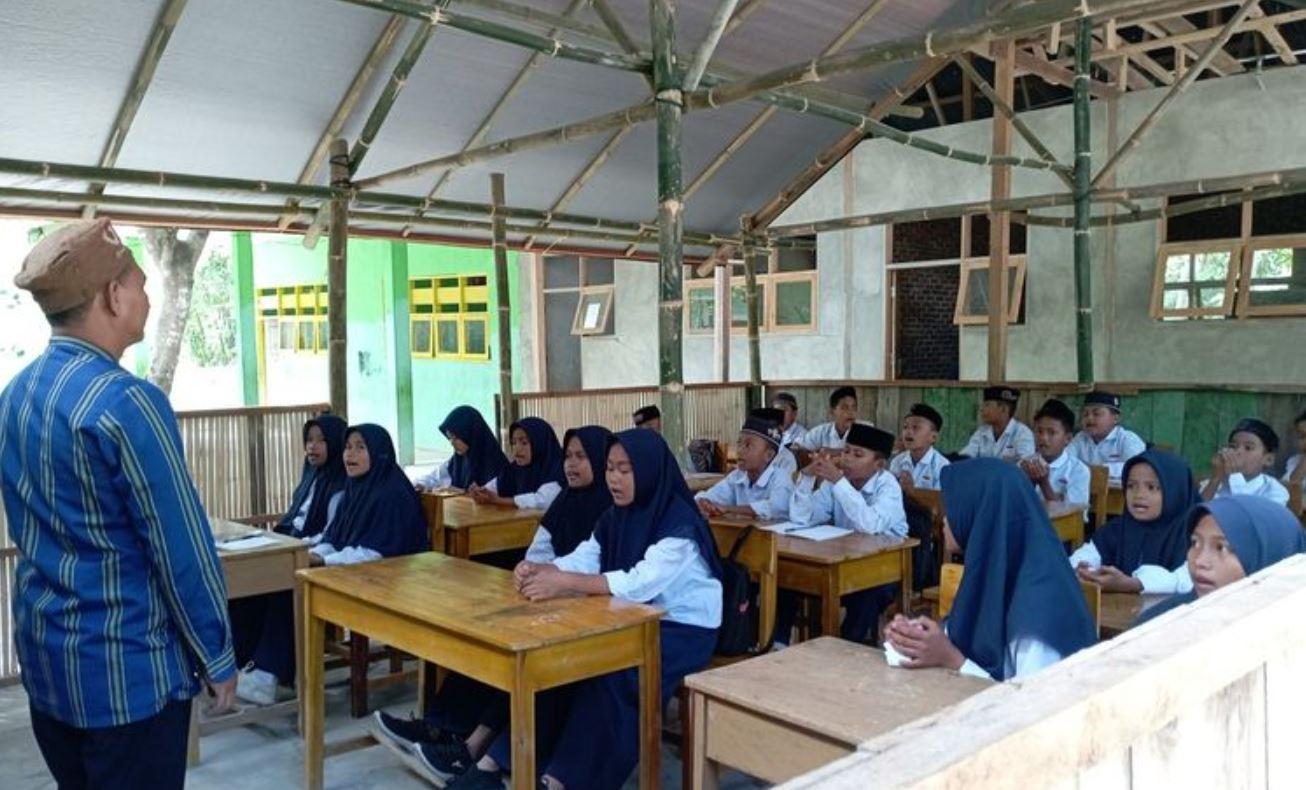 Siswa-di-kelas-7C-MTS-Al-Qalam-Majene-Sulbar-belajar-di-tenda.jpg