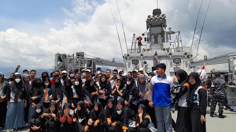 100 Siswa Antusias Melihat Langsung KRI Sultan Hasanuddin di Lanal Mamuju