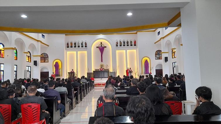 Ibadah Jumat Agung di Gereja Katolik Mamuju Berjalan Lancar dan Khidmat