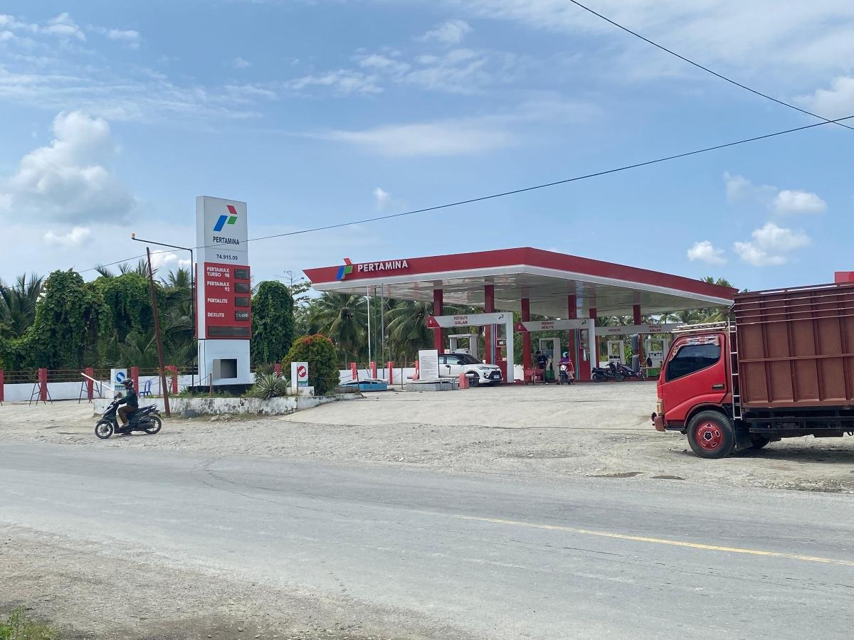 Suasana-SPBU-Bulu-Cindolo-Pasangkayu-nampak-sepi-usai-diberikan-sanksi.jpg