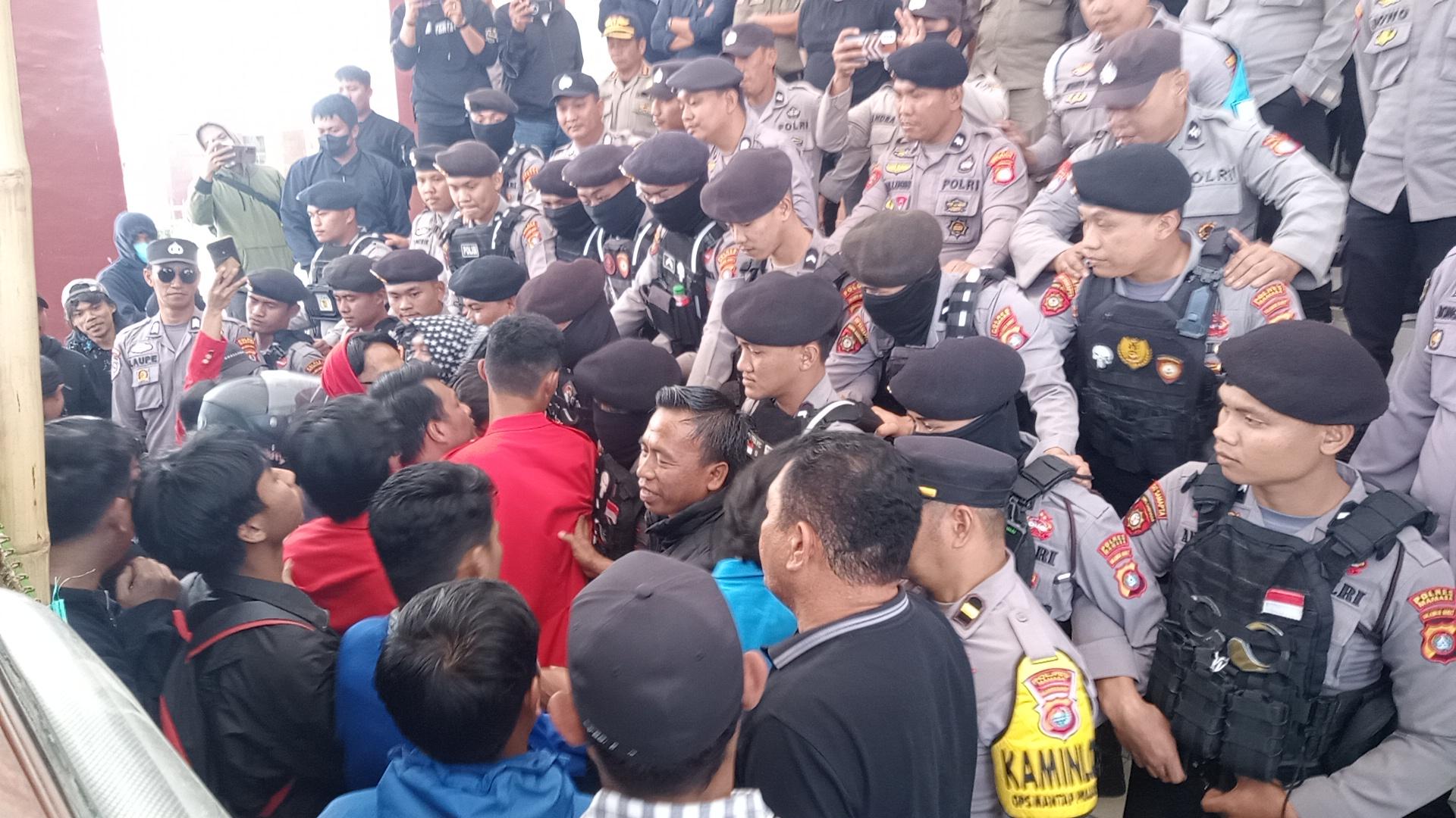 Suasana-akai-unjuk-rasa-di-Kantor-Bupati-Mamasa.jpg