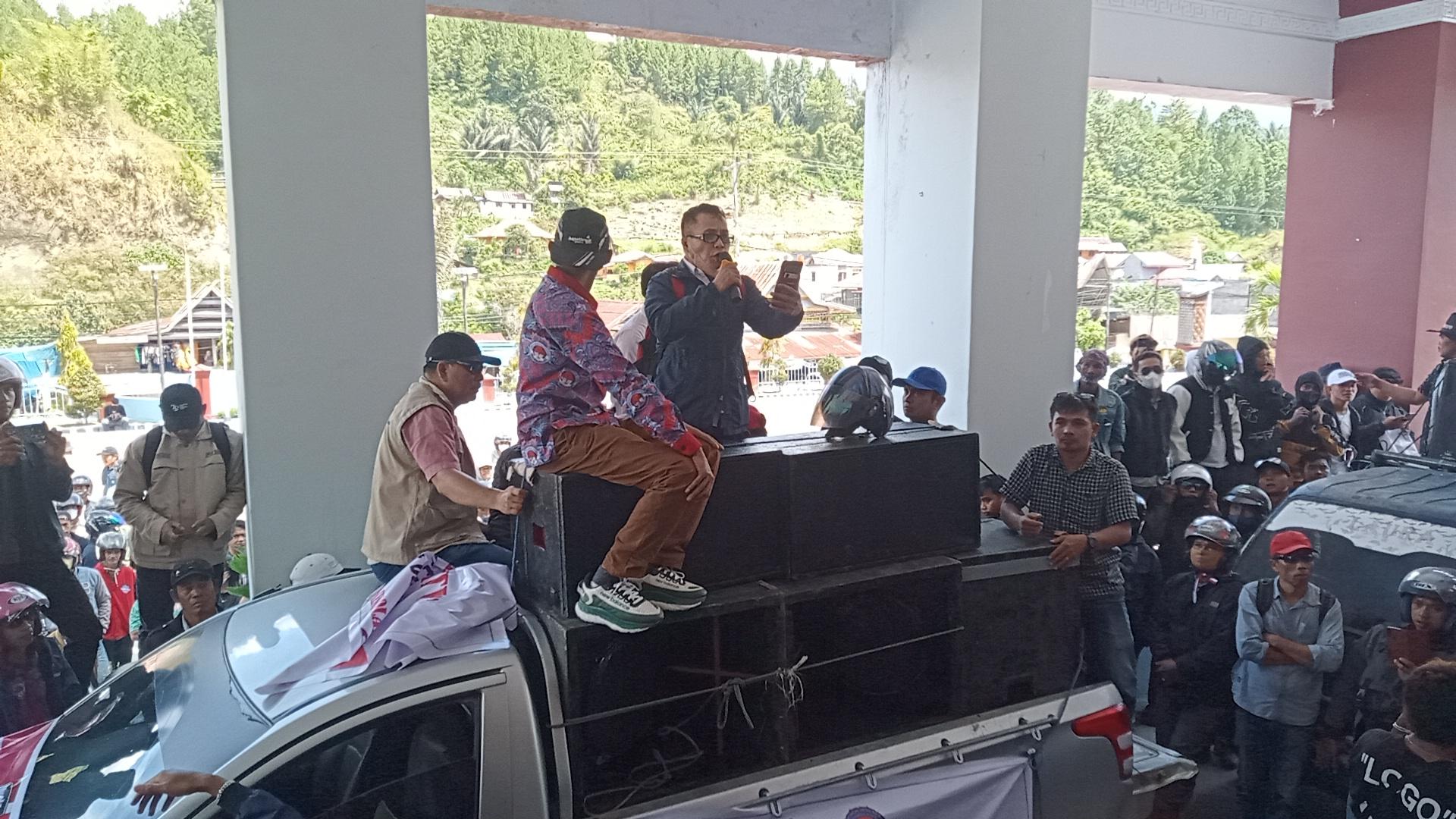 Suasana-aksi-oleh-aliansi-deaa-bersatu-di-depan-Kantor-Bupati-Mamasa.jpg
