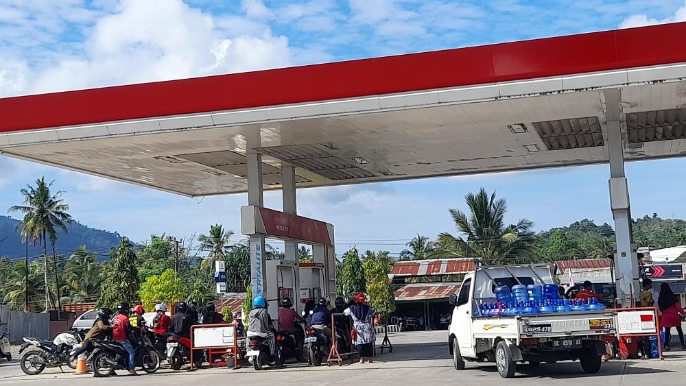 Suasana-antrian-pengisian-BBM-di-SPBU-Simbuang-Mamuju.jpg