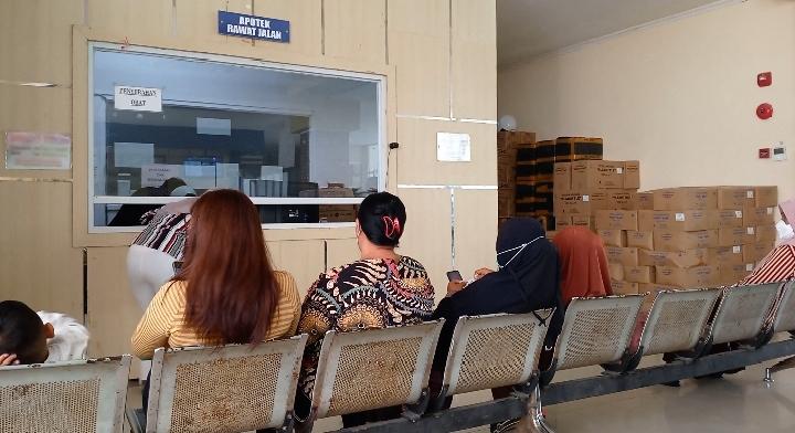 Suasana-di-loket-Apotek-rawat-jalan-RSUD-Regional-Sulawesi-Barat.jpg