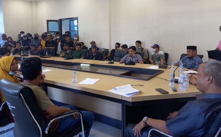 Suasana-dialog-warga-di-DPRD-Mamuju.jpg