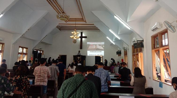 Ibadah Jumat Agung di Gereja Immanuel Majene Berlangsung Lancar dengan 122 Jemaat