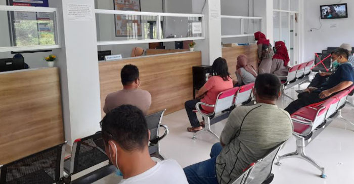 Suasana-pelayanan-di-Kantor-Samsat-Mamuju-Jl-Soekrano-Hatta.jpg