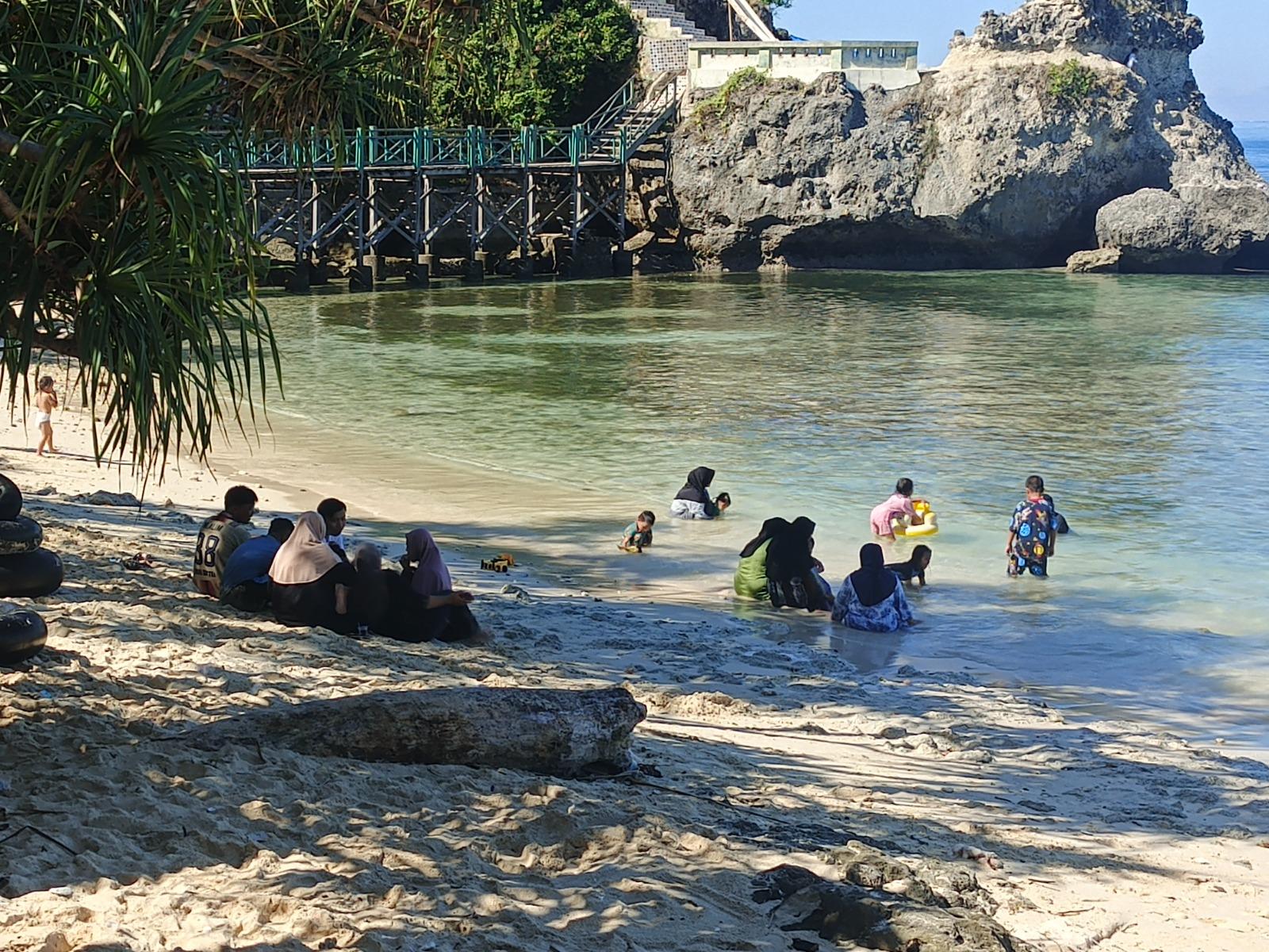 Libur Akhir Pekan, Wisata Pantai Dato Majene Ramai Pengunjung, Tiket Masuk hanya Rp5 Ribu