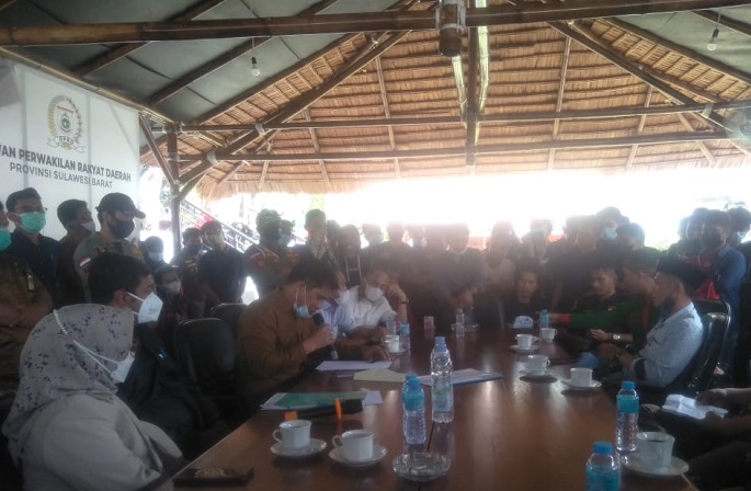 Suasana-rapat-dengar-pendapat-pendemo-dengan-Kadispora-Hamzi-disaksikan-anggota-DPRD-Sulbar.jpg