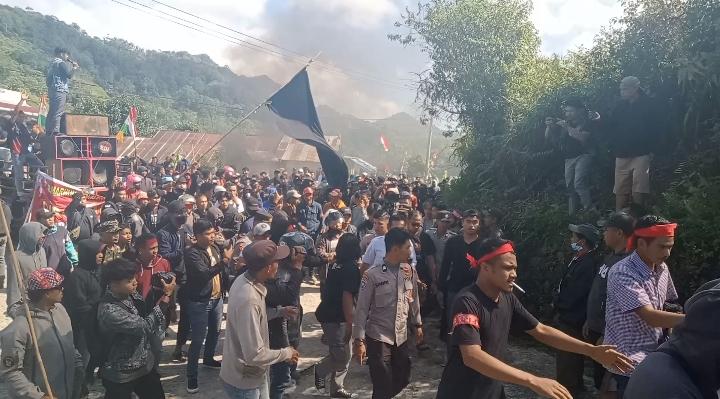 Suasana-ratusan-massa-aksi-di-Polsek-Aralle-Kelurahan-Aralle-Kabupaten-Mamasa.jpg