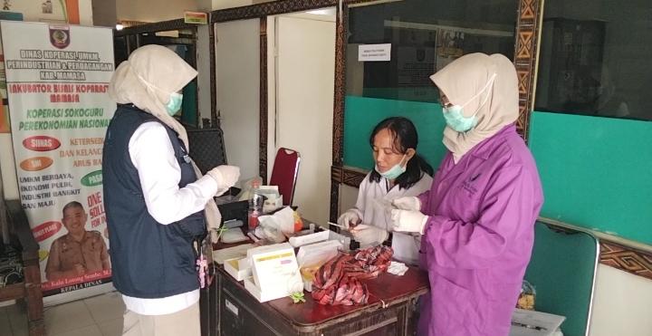 Suasana-saat-BPOM-Mamuju-lakukan-uji-kelayakan-20-sampel.jpg