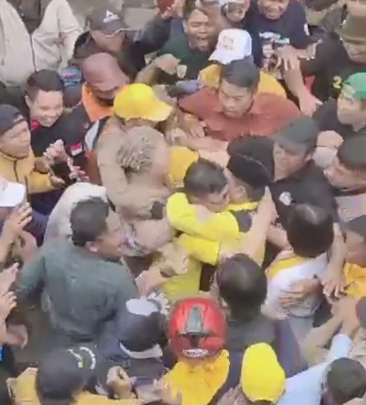 Bertemu di Mambi Usai Unggul Hitung Cepat, Welem-Sudirman Pelukan Erat Disaksikan Ribuan Pendukung