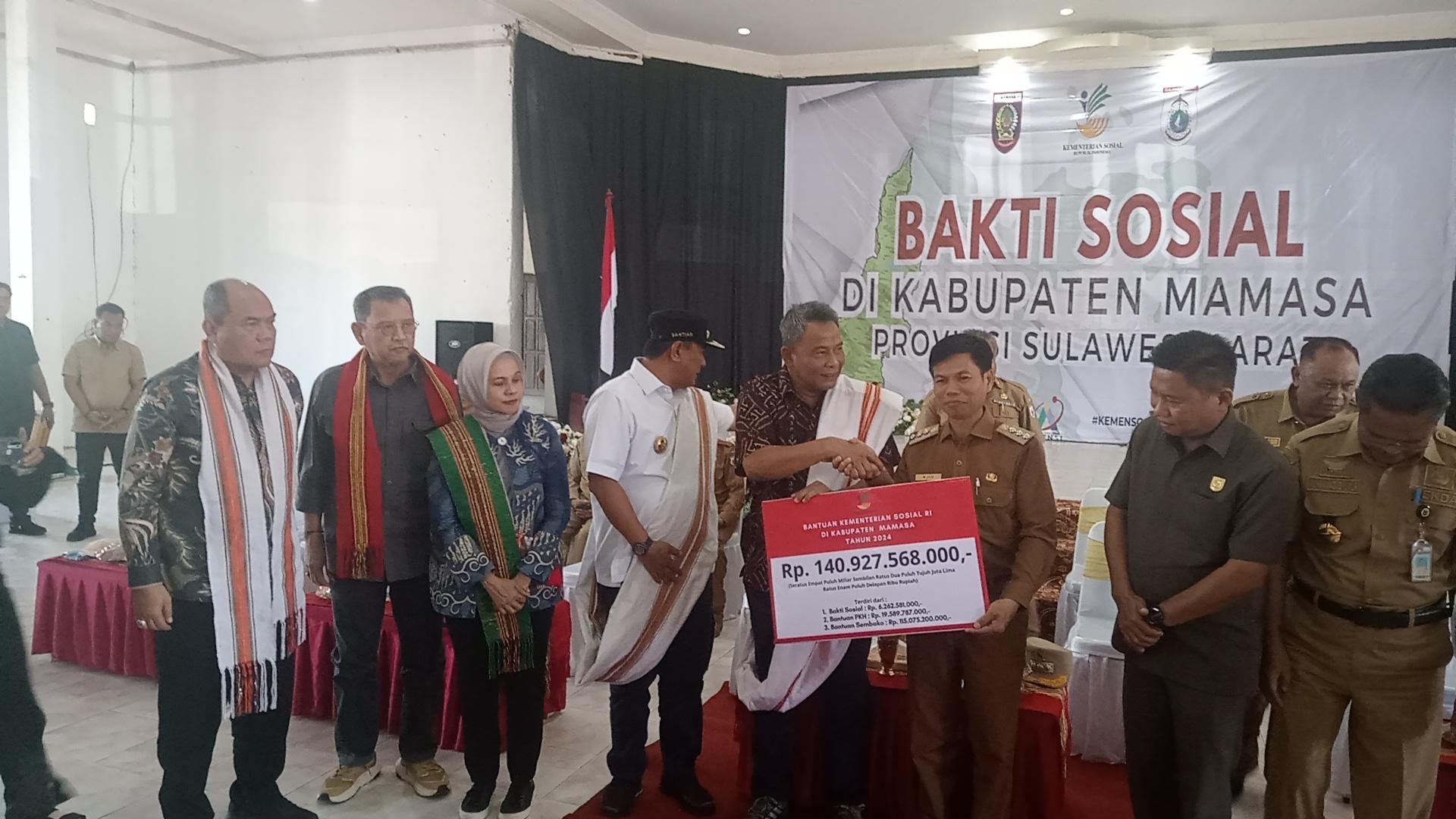Suasana-saat-penyerahan-bantuan-dari-Kemensos-ke-Pemda-Mamasa.jpg