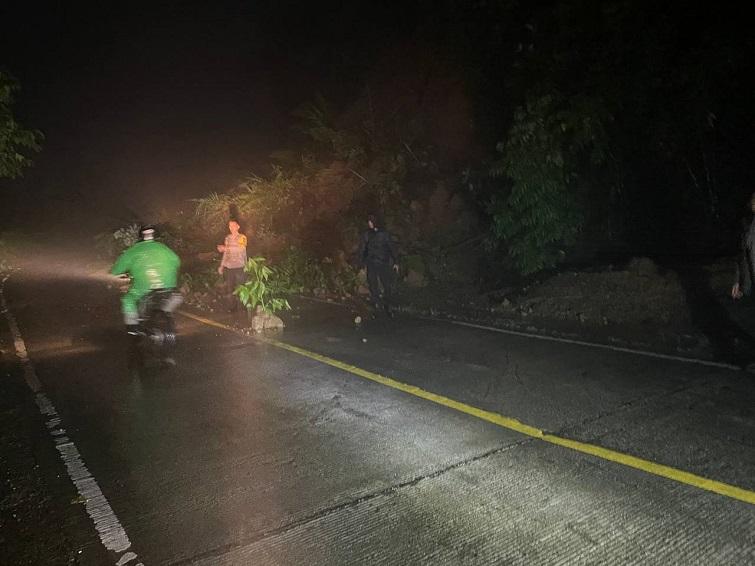 Tanah Longsor Tutup Sebagian Badan Jalan di Tabulahan Mamasa