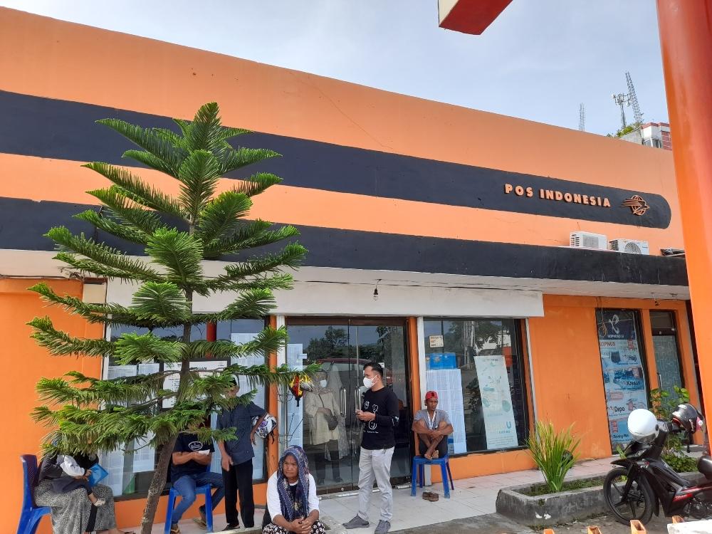 Suasana-warga-penerima-BLT-BBM-di-Kantor-Pos-Mamuju-Indonesia.jpg