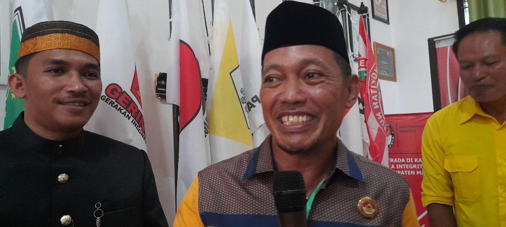 Sugianto-Peci-Hitam-politisi-Partai-Golkar-Mamuju-saat-ditemui-di-Kantor-KPU-Mamuju.jpg
