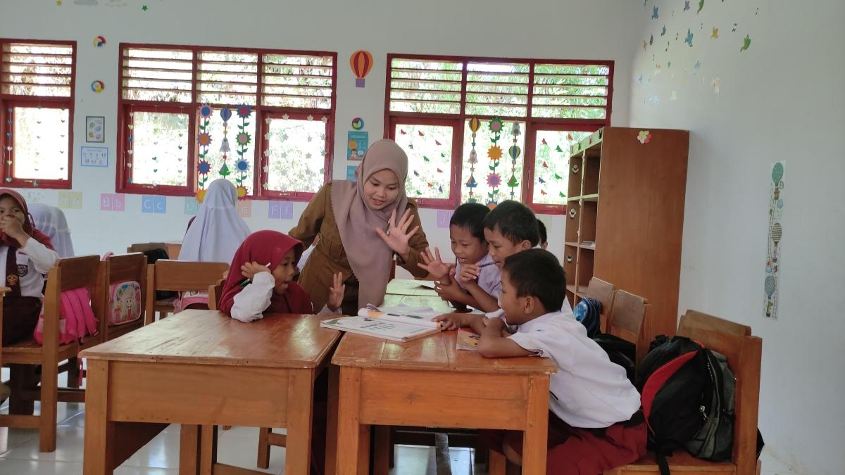 Sukarnil-saat-mengajar-di-SDNK-Salunusu-Desa-Salulebo-Kecamatan-Topoyo-Kabupaten-Mamuju-Tengah.jpg