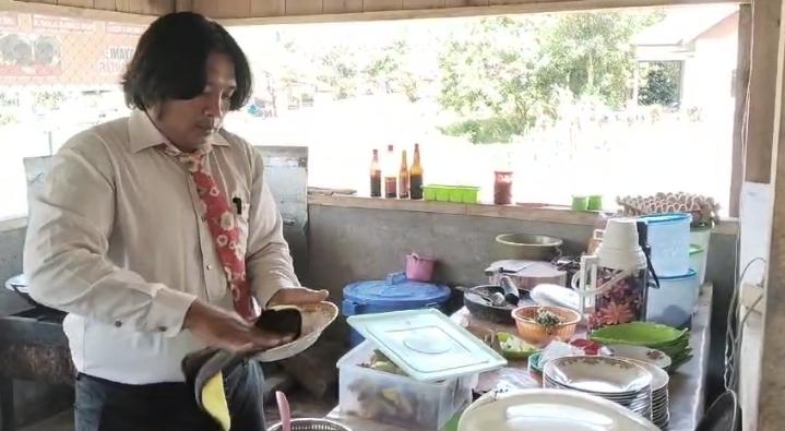 Sukir-Manto-Pemilik-rumah-makan-RM-Dapur-Susan-saat-layani-pelanggang.jpg