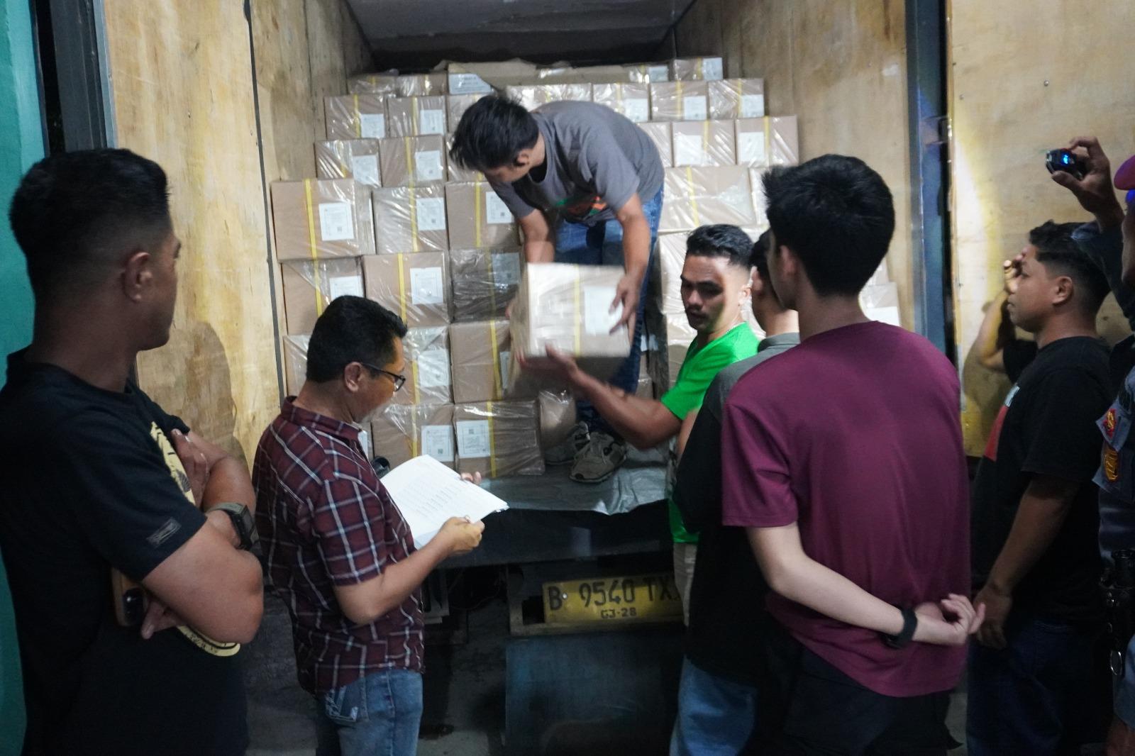 Surat-suara-tiba-di-gudang-logistik-KPU-Polman.jpg