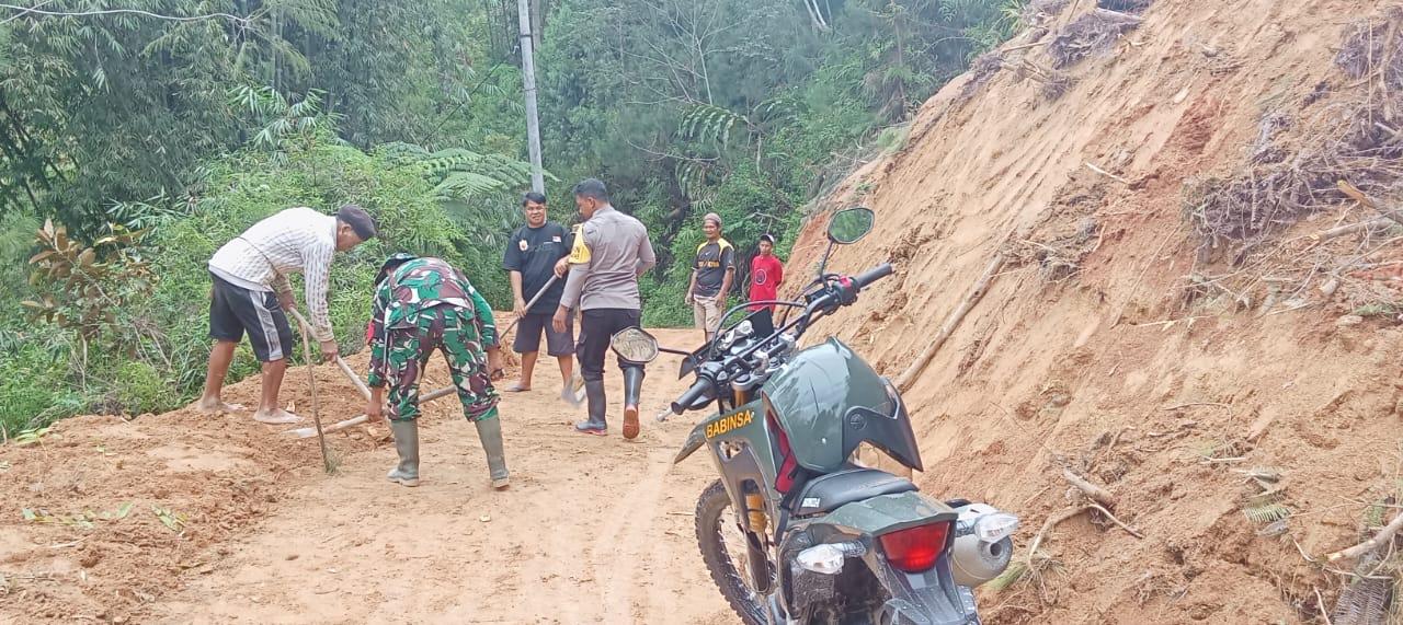 TNI-Polri-dan-masyarakat-di-Desa-Lisuan-Ada-Kecamatan-Sesenapadang-pembersihan-material-longsor.jpg