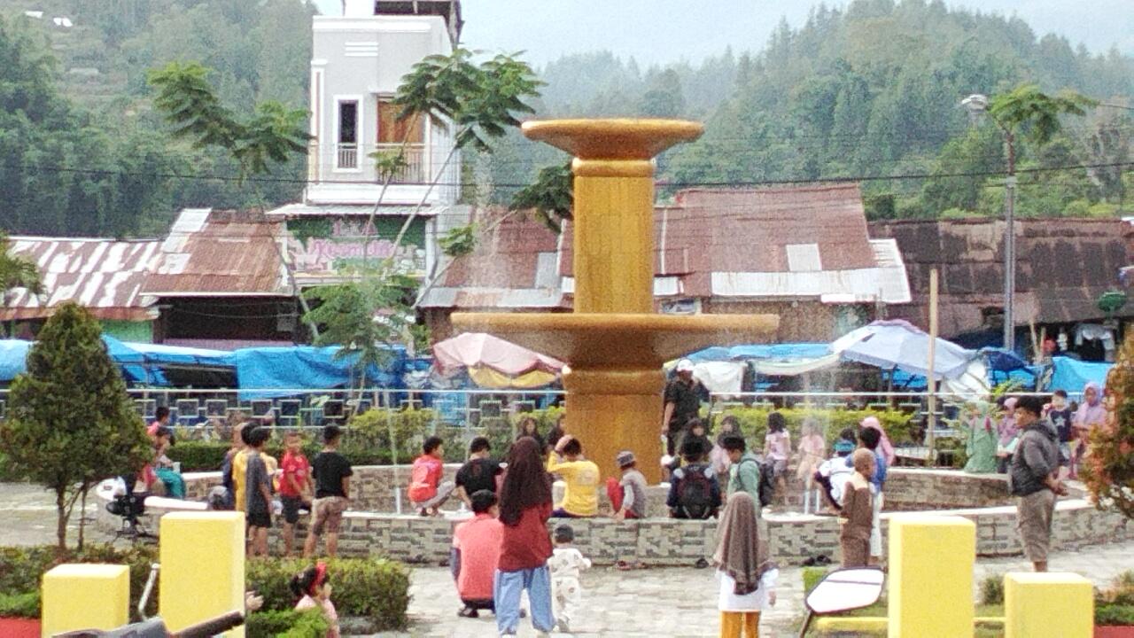 Taman-Kota-Mamasa-di-Kelurahan-Mamasa-Kabupaten-Mamasa-kembali-ramai-dikunjungi-warga.jpg