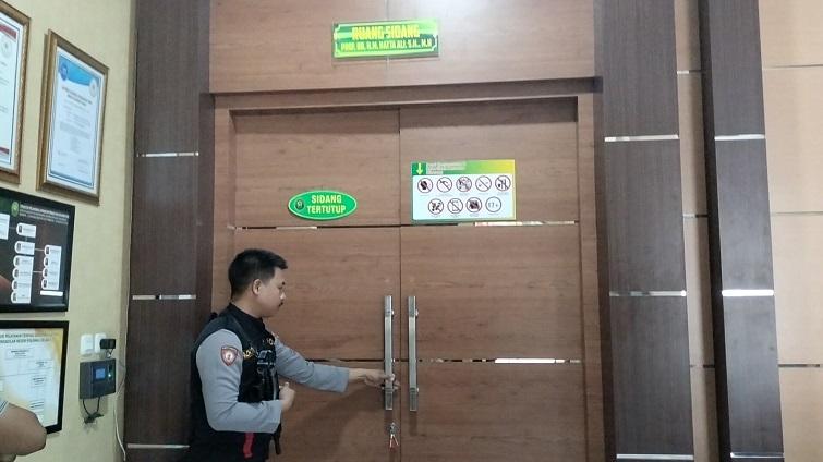 Tampak-depan-suasana-sidang-tertutup-terdakwa-ustas-Zulfikar.jpg