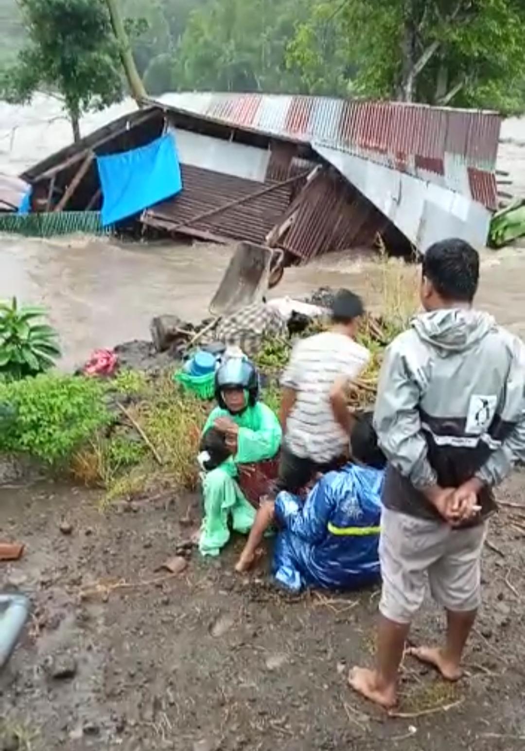 Sungai Manyamba Meluap, 7 Rumah Warga Tatibajo Majene Hanyut Terbawa Arus