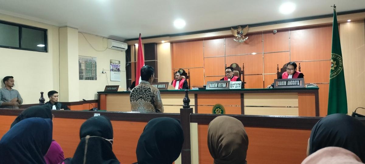 Terdakwa-Warsito-saat-dipersilahkan-berdiri-dalam-ruang-sidang-utama-di-PN-Polewali.jpg