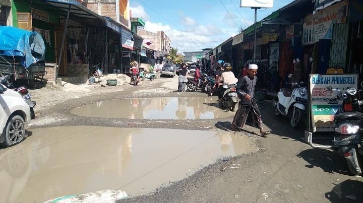 Kondisi Jalan di Pasar Topoyo Tergenang Air, Pedagang: Selama Ini Kami Swadaya Menimbun