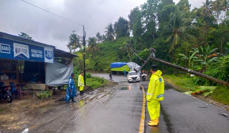 Tiang-lisrtik-tumbang-di-Desa-Desa-Tampalang.jpg