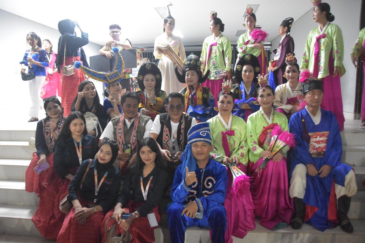 Tim-kesenian-Sulbar-dan-Korea-Selatan-di-pembukaan-EBIFF-di-Stadion-Gelora-Kadrie-Oening.jpg